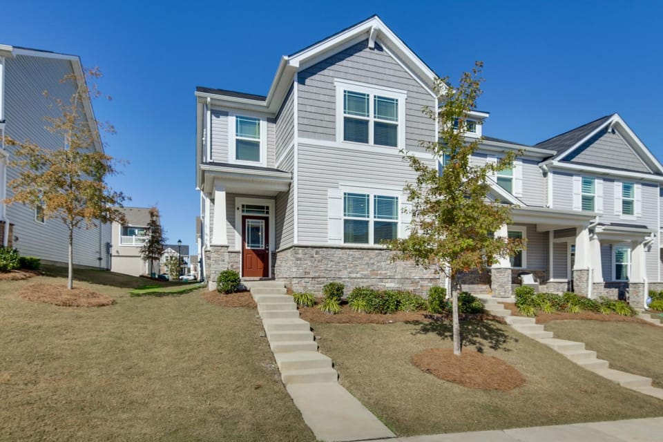 3 Mi to Lake Wylie! Modern Charlotte Townhome House in Lake Wylie