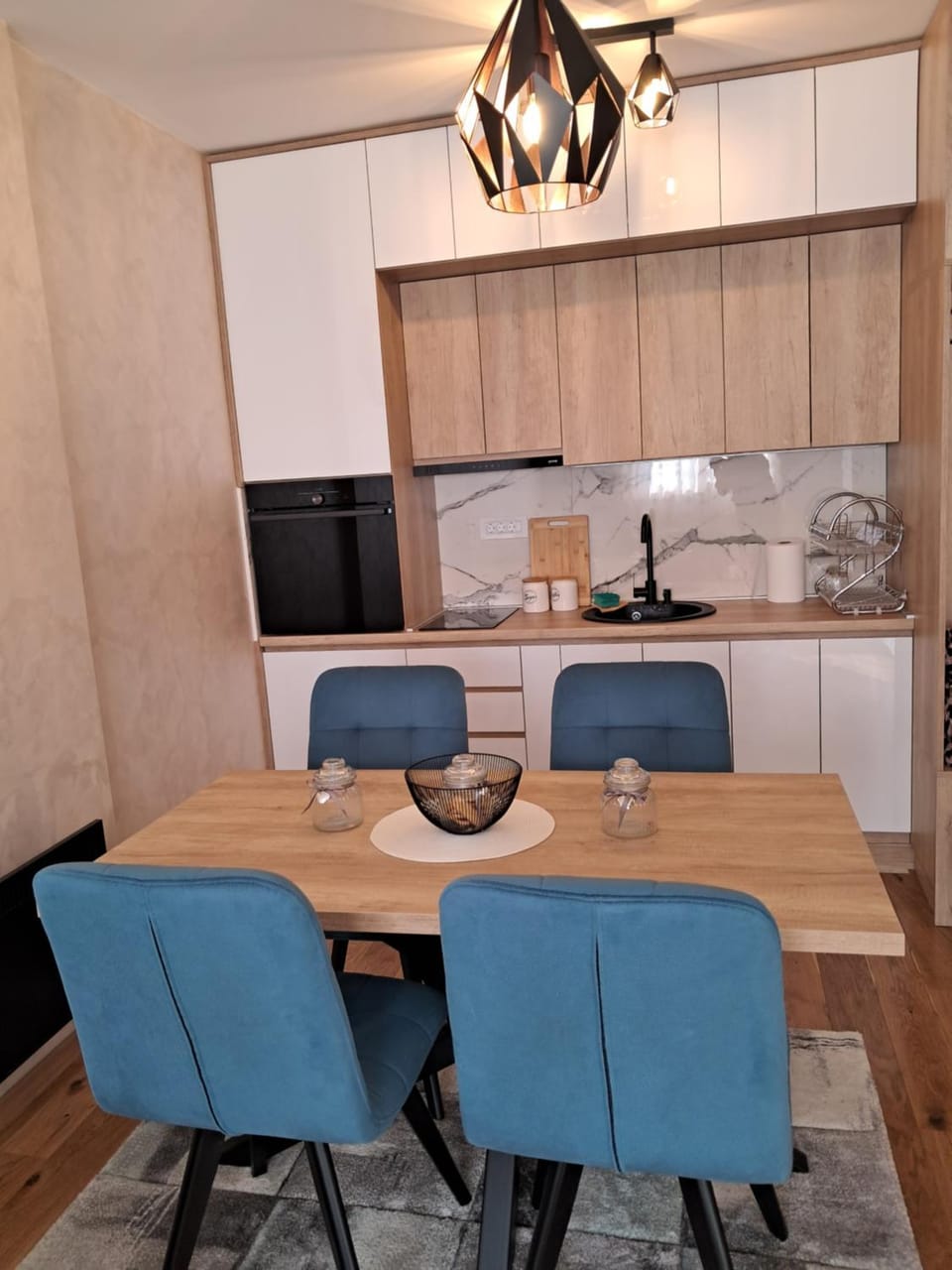 Kitchen or kitchenette, Dining area