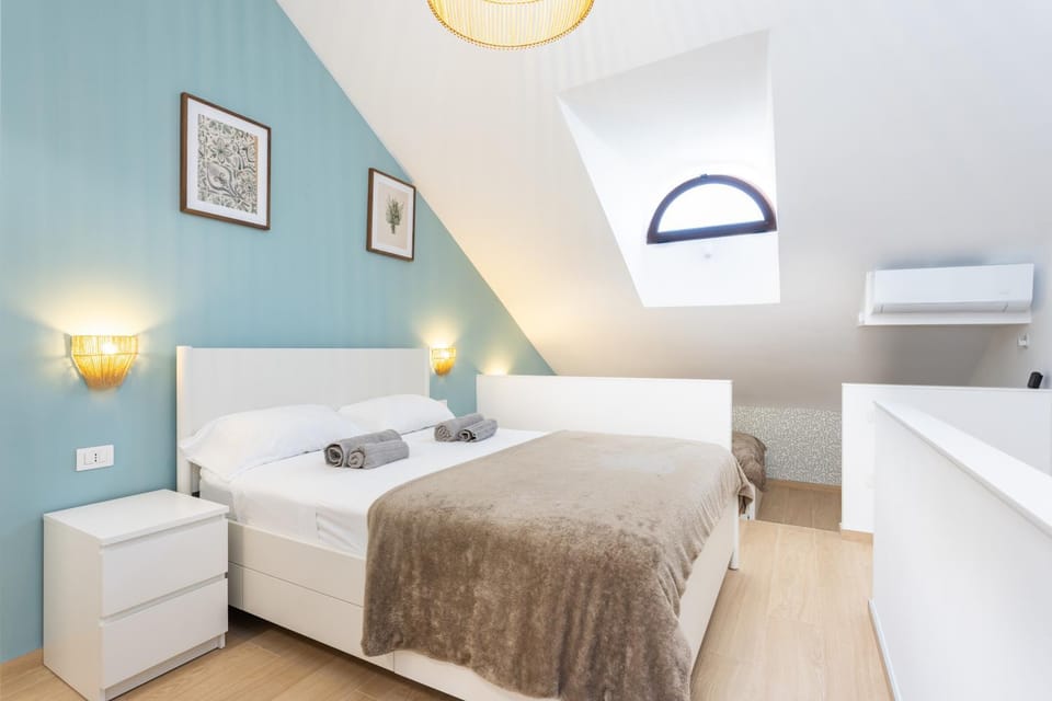 Photo of the whole room, Bedroom