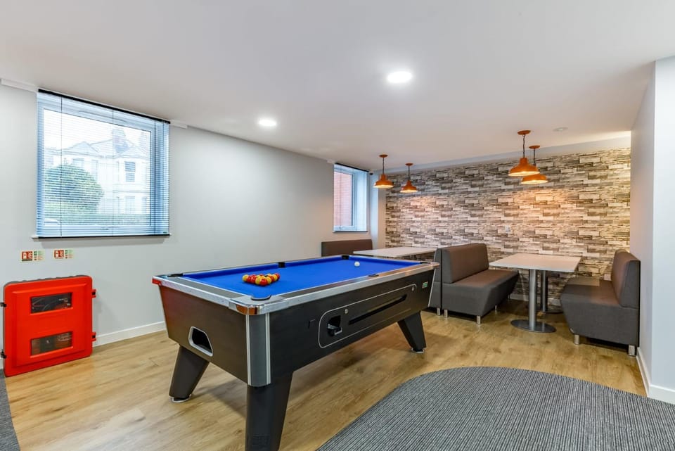 Billiard, Game Room
