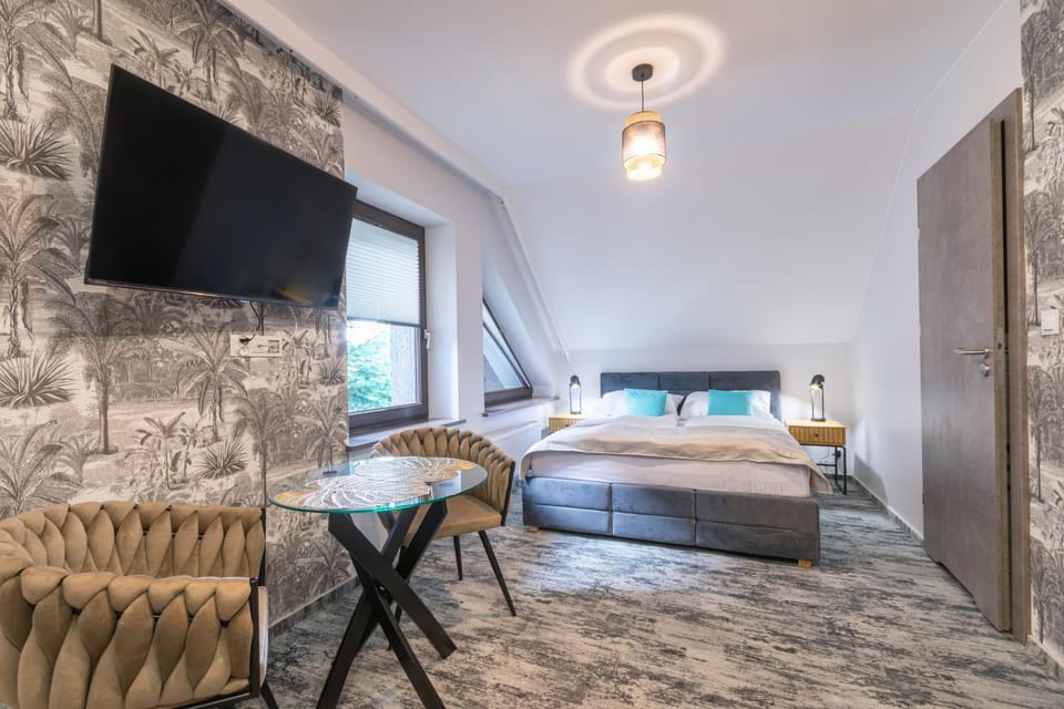Bed, TV and multimedia, Photo of the whole room