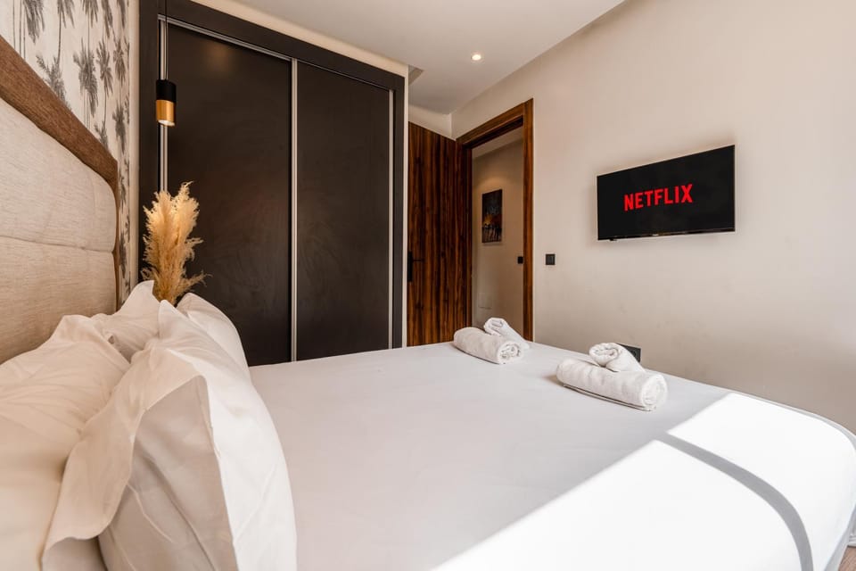 Bed, TV and multimedia, Photo of the whole room, Bedroom, towels, wardrobe