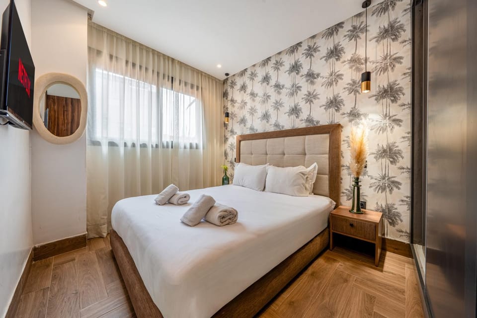 Bed, TV and multimedia, Photo of the whole room, Bedroom, towels