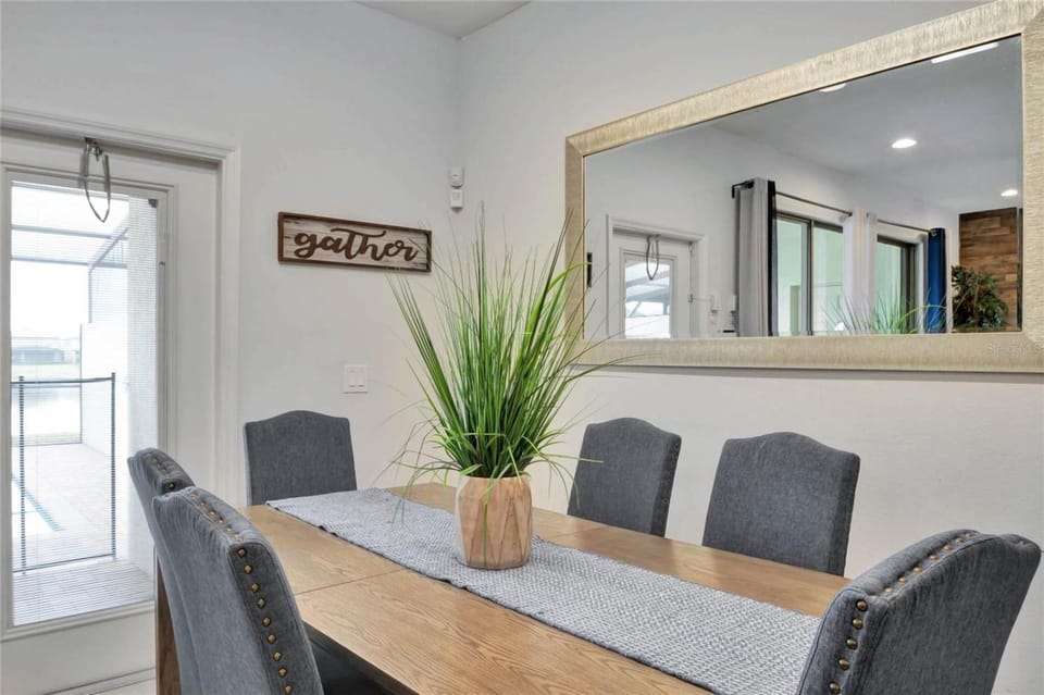 5BR Lakefront Villa with Pool Near Disney Villa in Four Corners