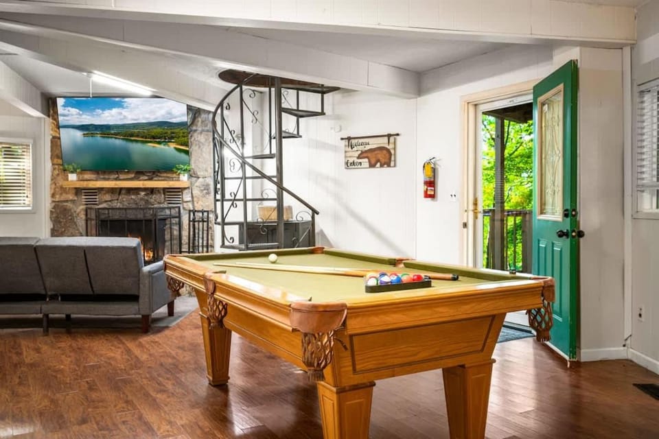 Cozy Cabin Villa Getaway with Hot Tub half mile from OBER Cabin in Gatlinburg