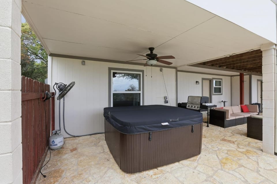 4BR Leander Retreat with Hot Tub & Views home House in Jonestown