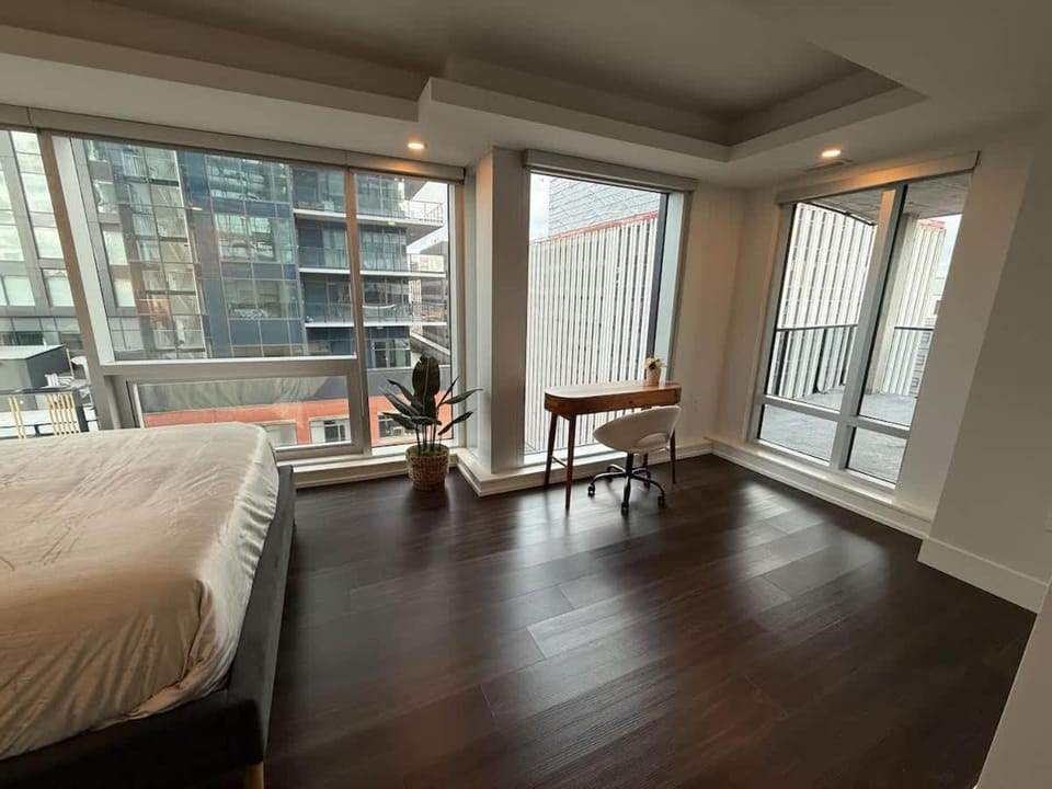 Waterfront 1 BR corner unit - 6 appliances & gym Apartment in Dartmouth