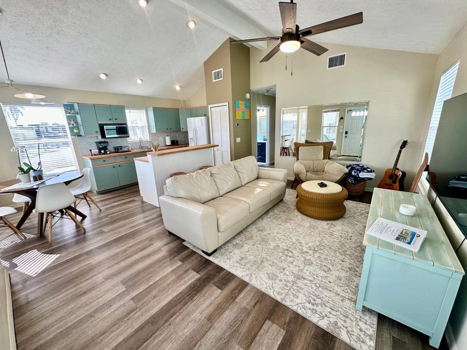 Beachy Keen 2 bed, 2 bath home House in Hutchinson Island