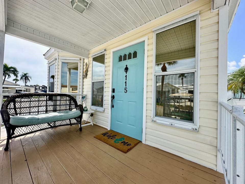 Beachy Keen 2 bed, 2 bath home House in Hutchinson Island