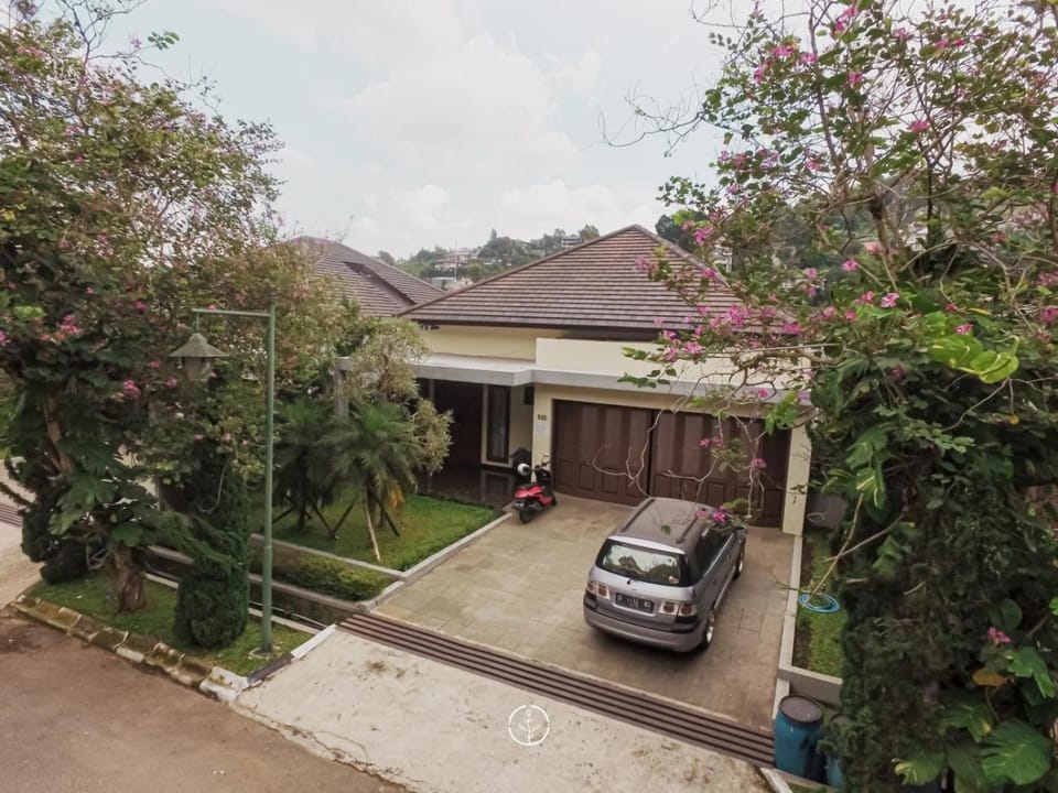 Tulip Hill View Villa 6 Bedrooms With a Private Heated Swimming Pool and a Movie Room and a Billaird Table Villa in Bandung