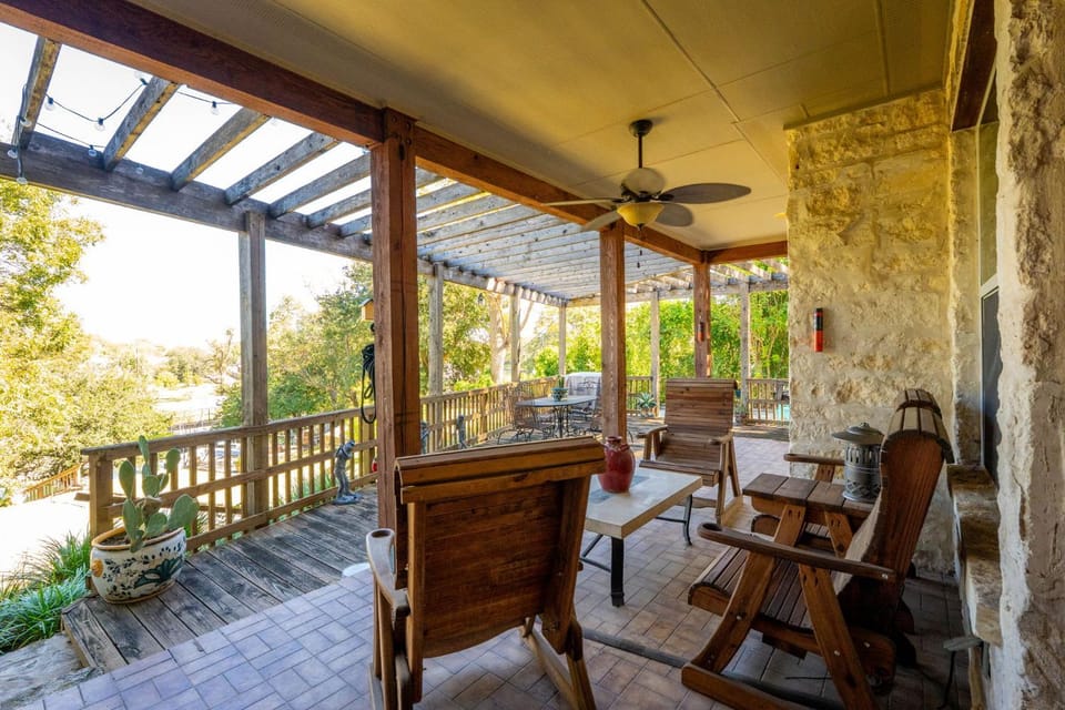 Waterfront Patio Dock Fire Pit & Ping Pong Family House in New Braunfels