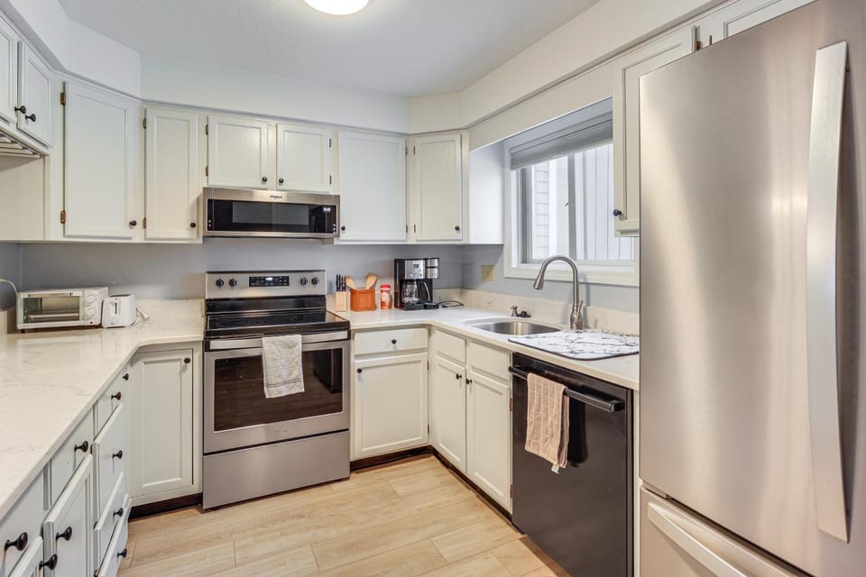 5 Mi to Loon Mountain Resort! Family Townhome House in Woodstock