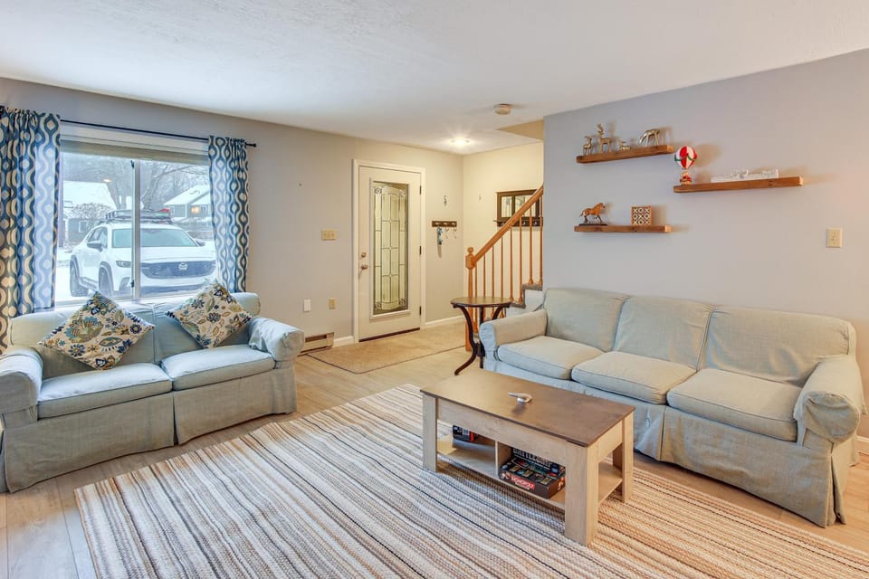 5 Mi to Loon Mountain Resort! Family Townhome House in Woodstock