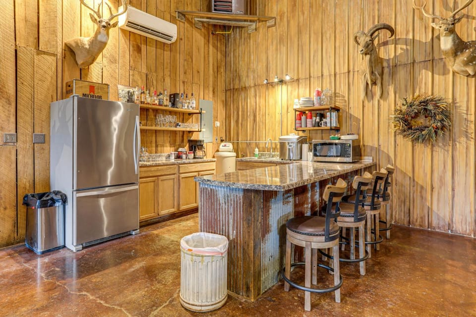 4,800-Sq-Ft Cabin w/ Creek Access in Caulfield Cabin in Norfork Lake