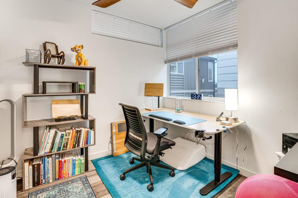 Walk to Seattle University: Centrally Located Gem House in Seattle