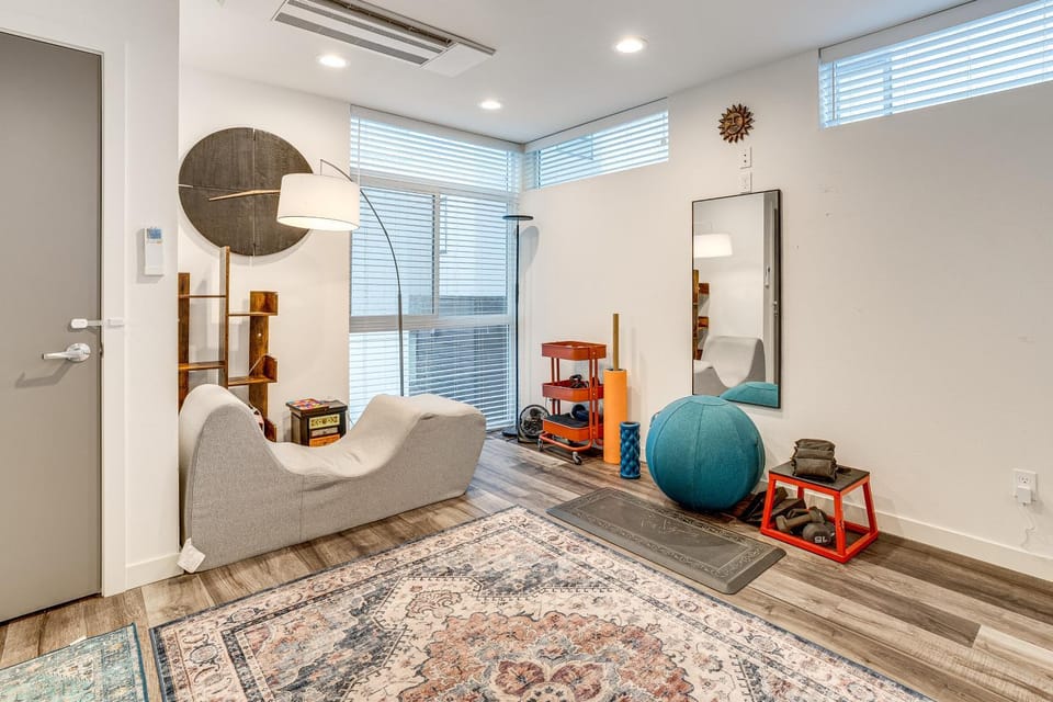 Walk to Seattle University: Centrally Located Gem House in Seattle