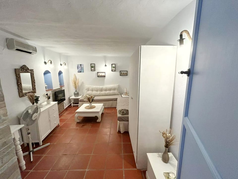 Photo of the whole room, Seating area