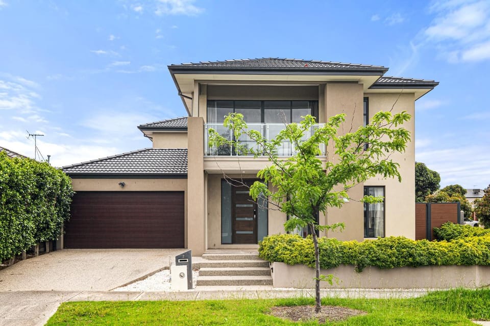 Spacious 5-Bed Home in Peaceful Point Cook House in Melbourne
