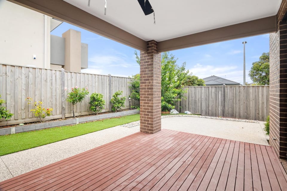Spacious 5-Bed Home in Peaceful Point Cook House in Melbourne