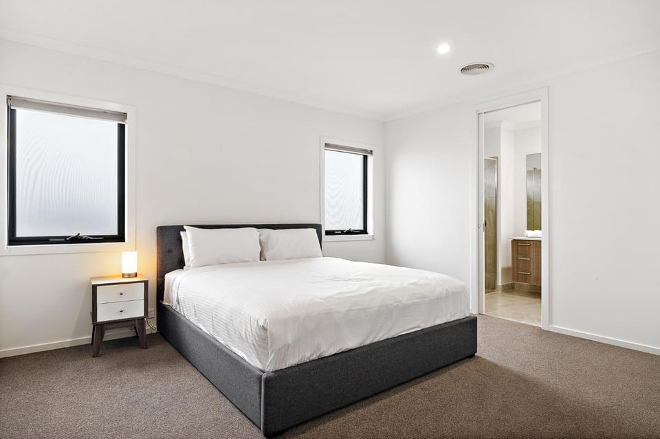 Spacious 5-Bed Home in Peaceful Point Cook House in Melbourne