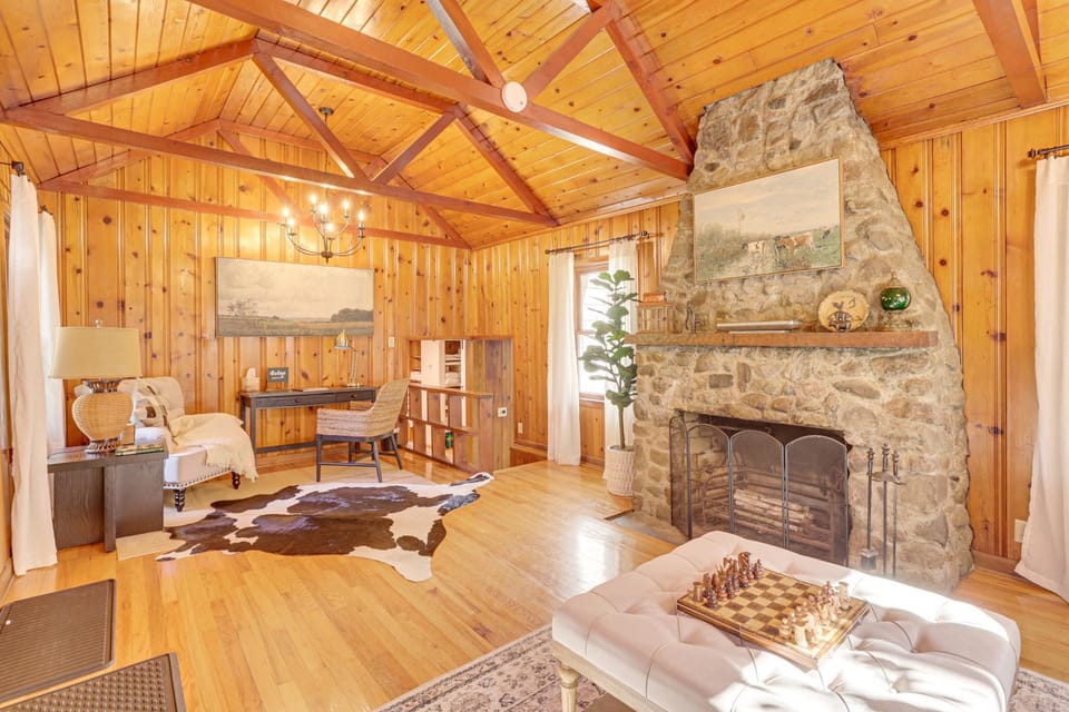 Trails, Wine & Events! Cuyahoga Falls Retreat House in Cuyahoga Falls