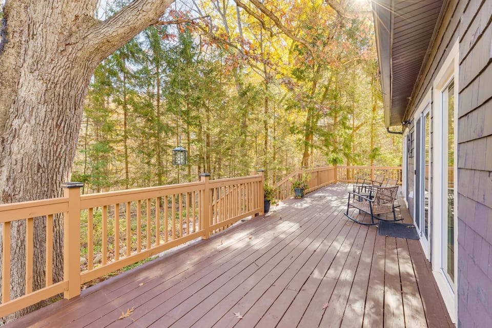 Trails, Wine & Events! Cuyahoga Falls Retreat House in Cuyahoga Falls