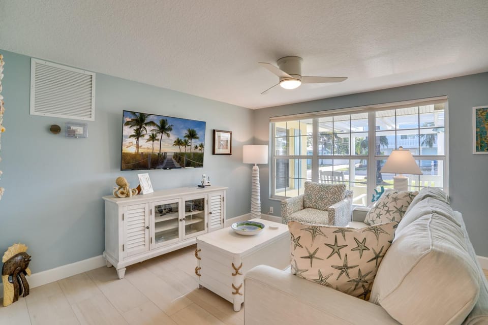 Perfect Coastal Getaway by SeaBreeze Vacation House in Holmes Beach