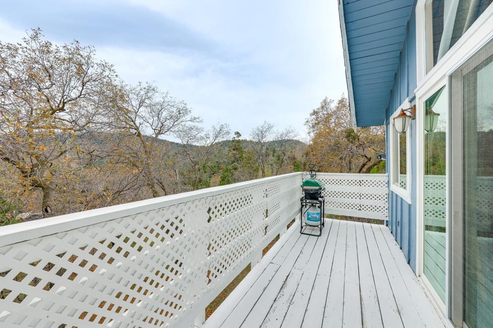 2 Mi to Lake Arrowhead! Mtn-View Hideaway w/ Deck House in Lake Arrowhead