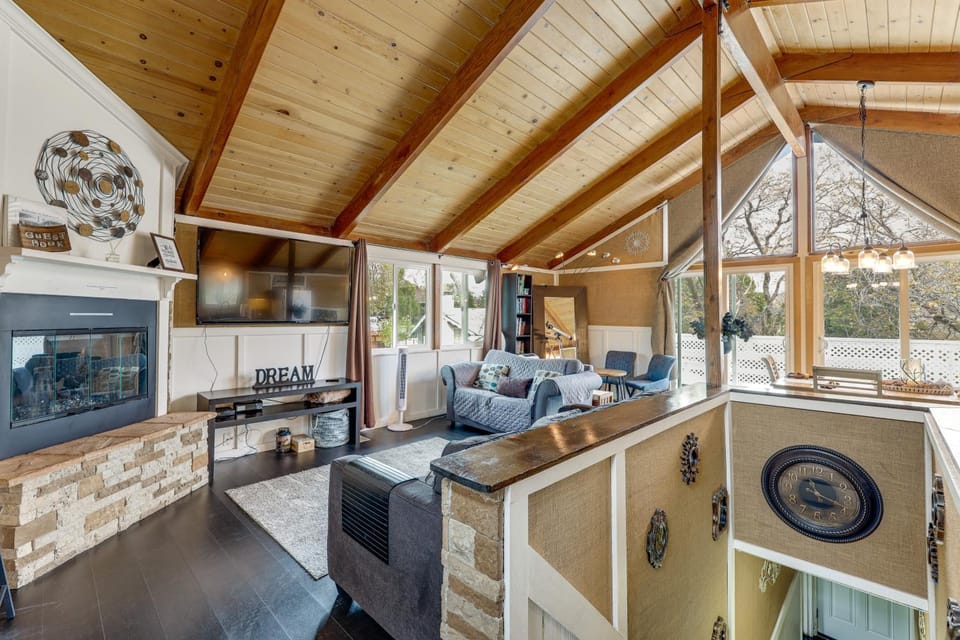 2 Mi to Lake Arrowhead! Mtn-View Hideaway w/ Deck House in Lake Arrowhead