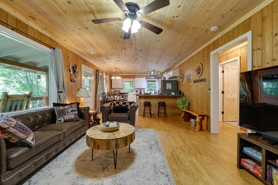 Quiet Family Cabin in Balsam: Hike, Ski, Explore Cabin in Tennessee