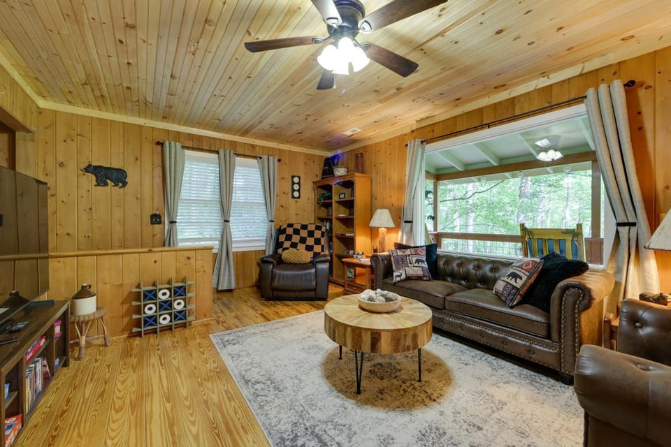 Quiet Family Cabin in Balsam: Hike, Ski, Explore Cabin in Tennessee