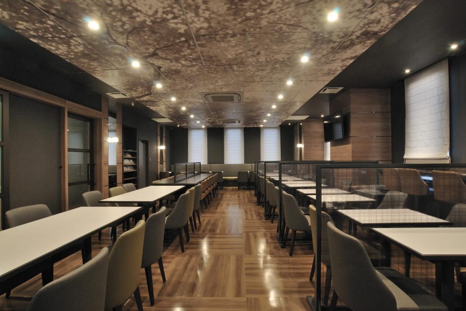 Restaurant/places to eat, Lounge or bar
