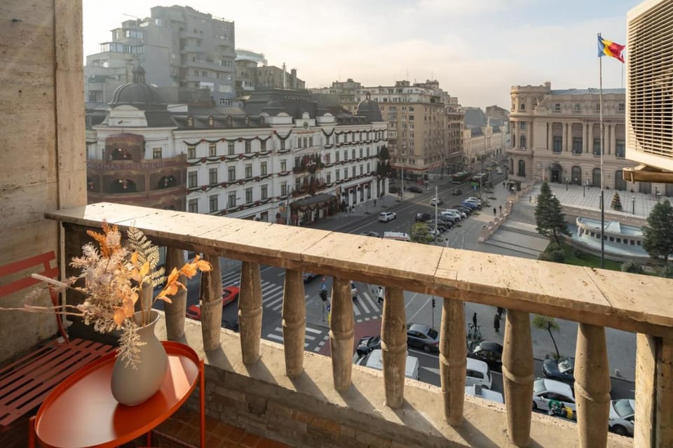 View (from property/room), Balcony/Terrace, Bedroom, City view, Street view