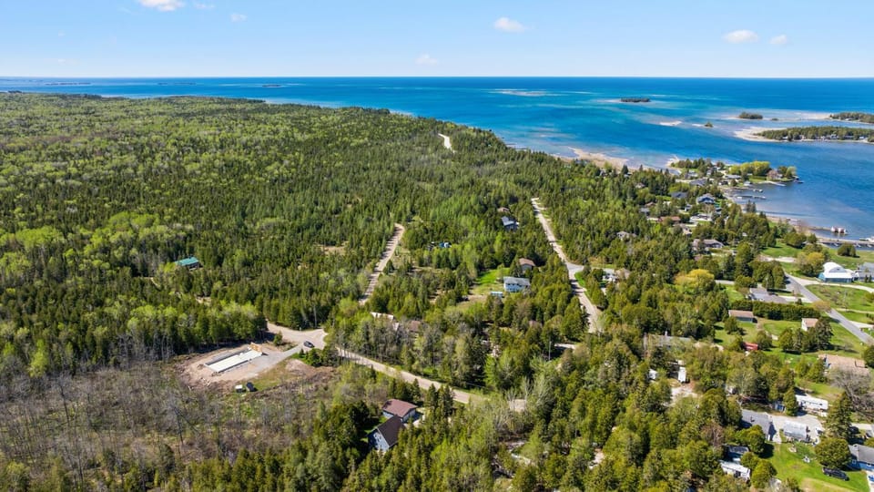 PIKE BAY Private Oasis Fireplace House in South Bruce Peninsula