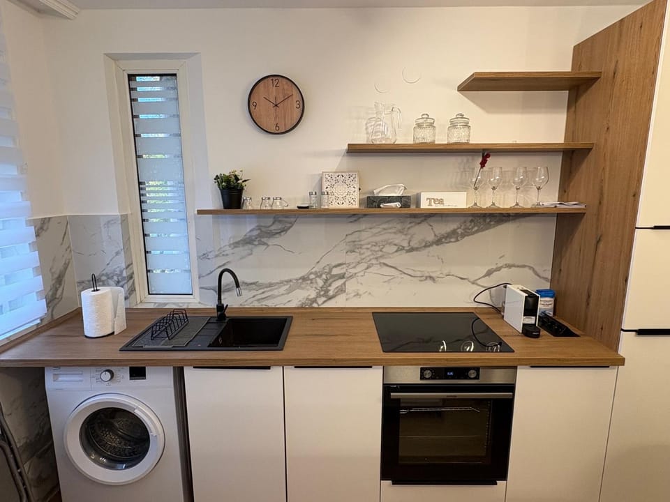 Coffee/tea facilities, Kitchen or kitchenette, dishwasher, oven, stove, washing machine