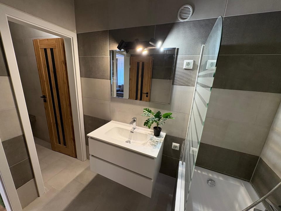 Shower, Toilet, Bath