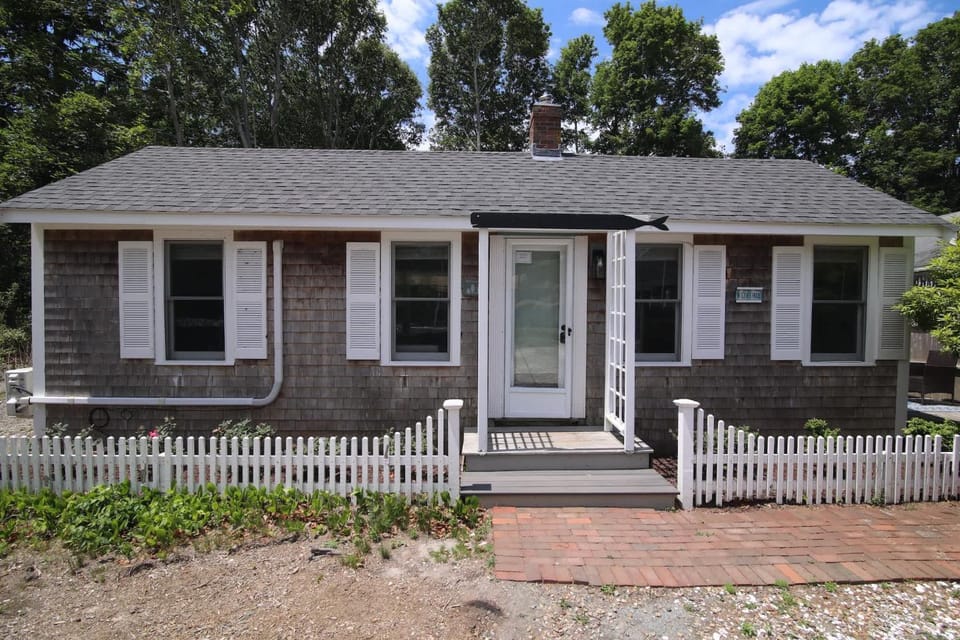 Adorable Updated Cottage Walk to Water House in Yarmouth Port