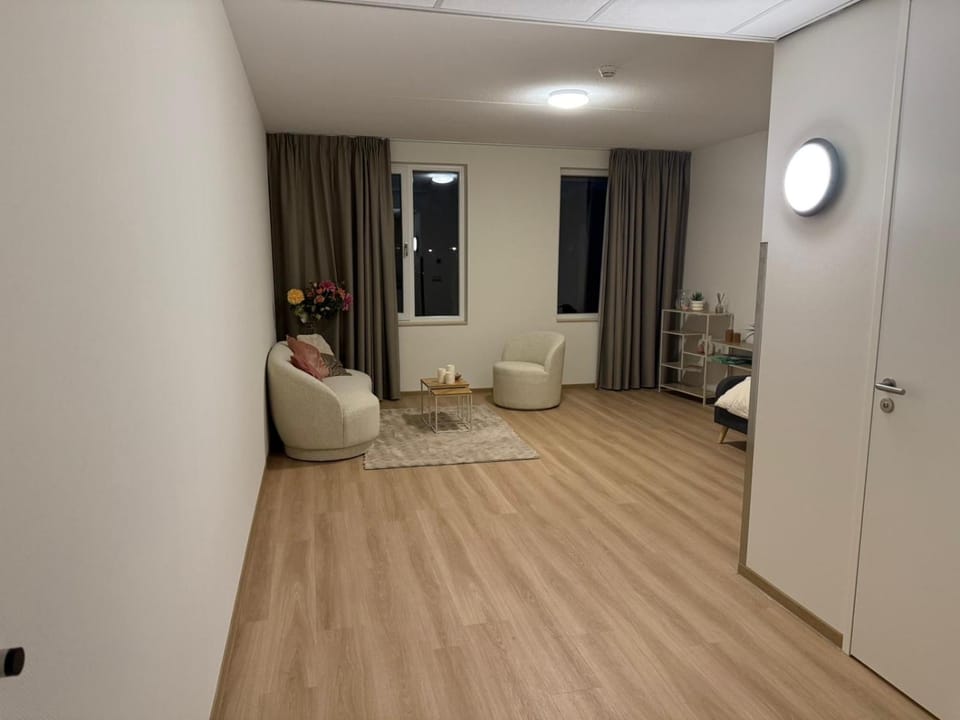 Photo of the whole room, Seating area, Bedroom
