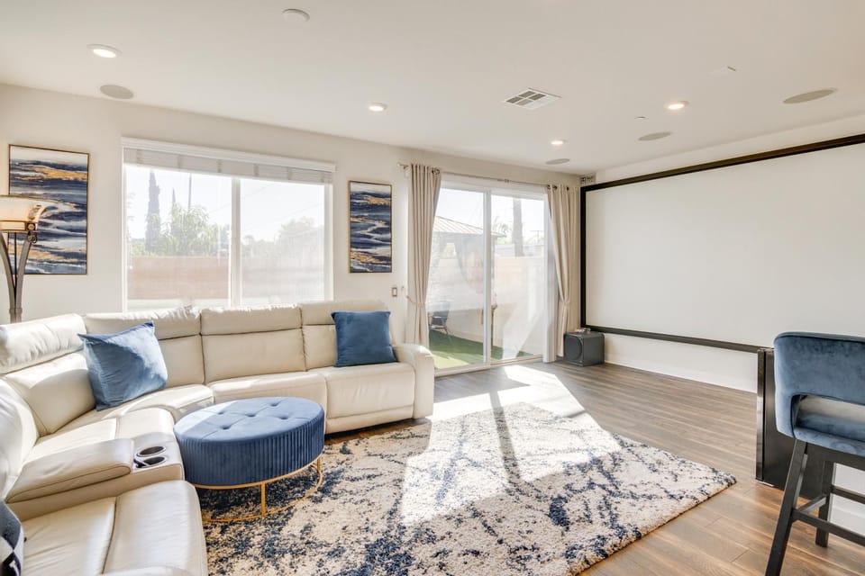 Home Theater System & Gazebo: Los Angeles Getaway! House in Sylmar