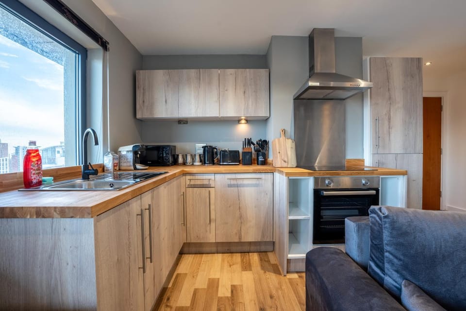 Leeds City Views - Riverside Living - Sleeps 8 - Balcony Apartment in Leeds