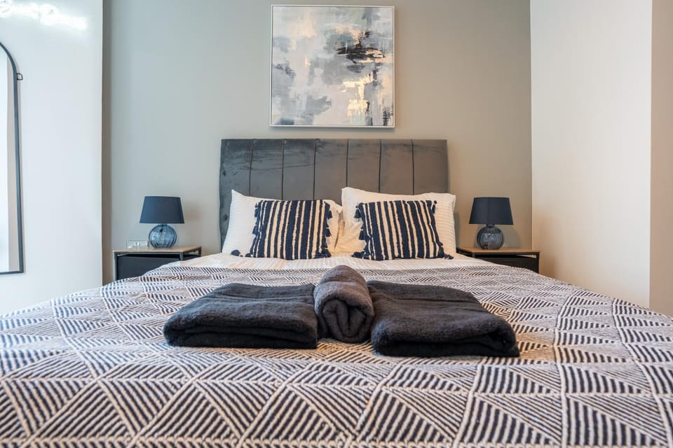 Leeds City Views - Riverside Living - Sleeps 8 - Balcony Apartment in Leeds