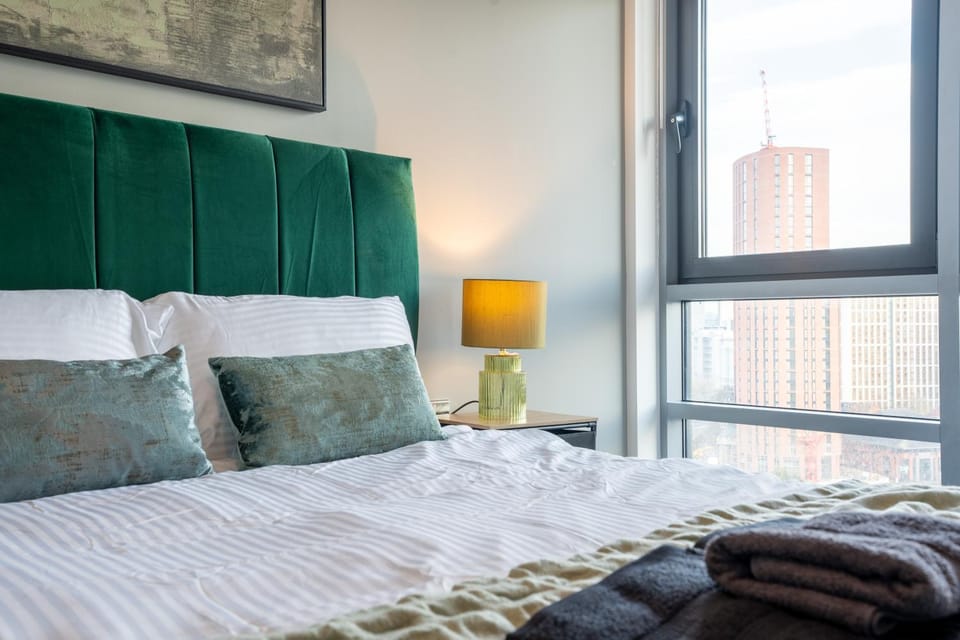 Leeds City Views - Riverside Living - Sleeps 8 - Balcony Apartment in Leeds