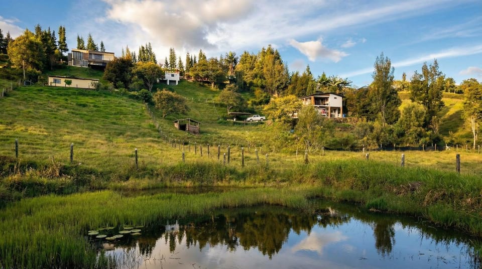 Country house with a Jacuzzi for 10, a cinema, and 10 minutes from the airport - Finca Gabriela House in Antioquia