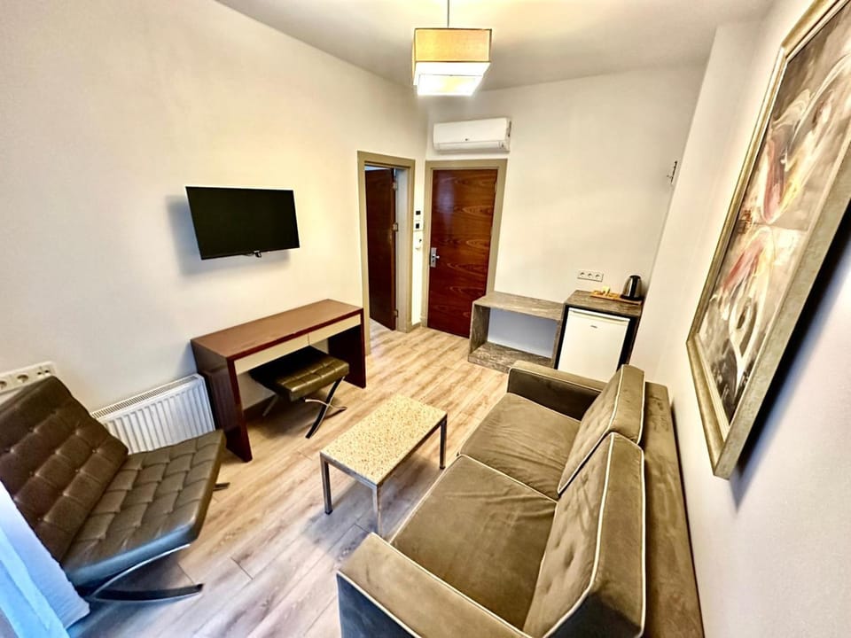 Communal lounge/ TV room, TV and multimedia, Living room, Seating area, Evening entertainment