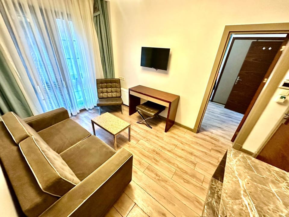 Communal lounge/ TV room, TV and multimedia, Living room, Seating area, Evening entertainment