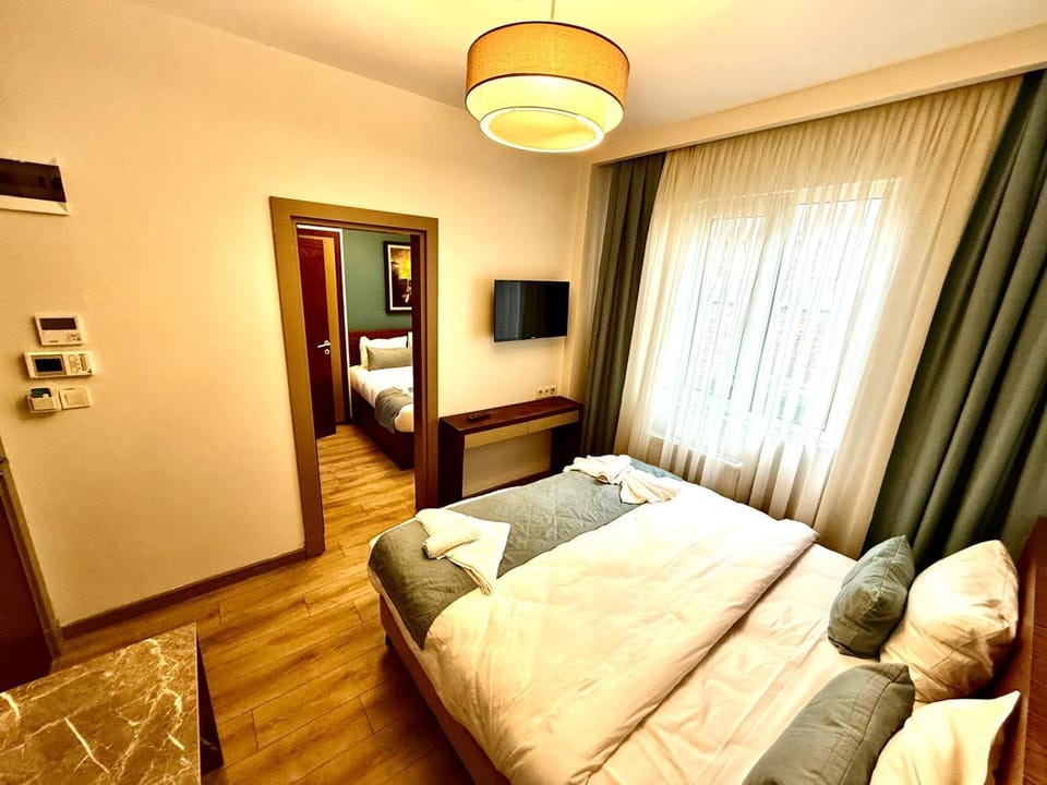 Bed, TV and multimedia, Photo of the whole room, Bedroom