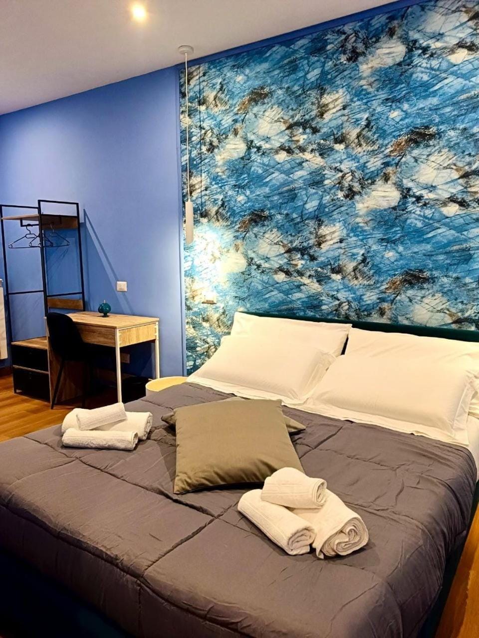 Bed, Photo of the whole room, Bedroom, towels