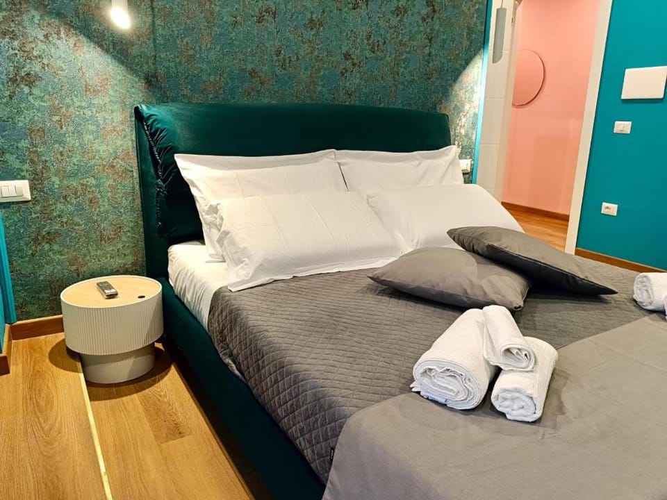 Bed, Photo of the whole room, Bedroom, towels