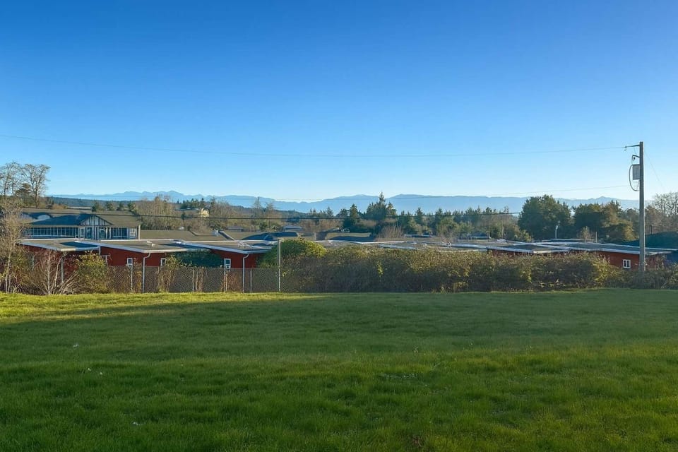 Mountain Views - Peaceful Retreat - 1BR suite Apartment in Vancouver Island