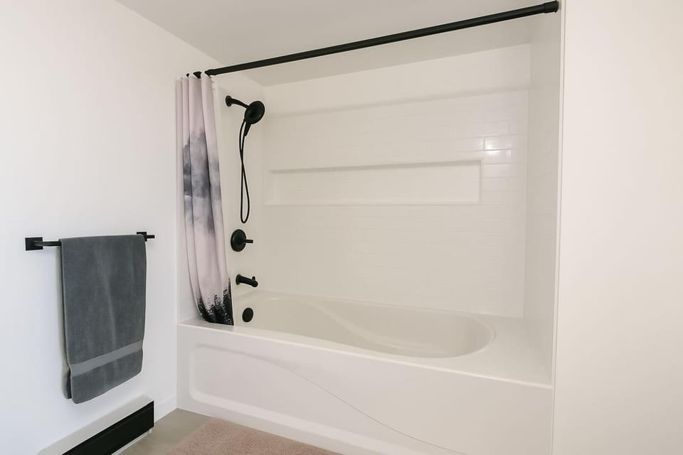 Mountain Views - Peaceful Retreat - 1BR suite Apartment in Vancouver Island